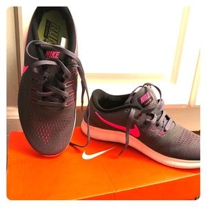 Nike women’s free running shoes